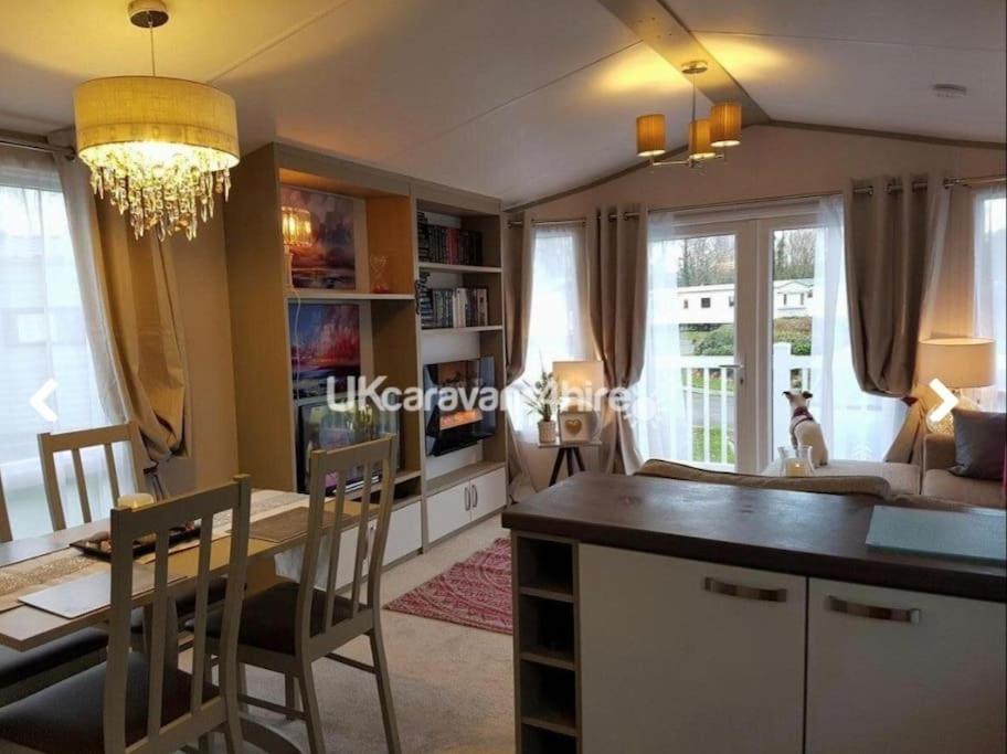 Susie's Beautiful Caravan Near The Sea Apartment *