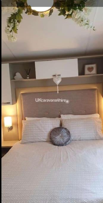 Susie's Beautiful Caravan Near The Sea Apartment Pwllheli