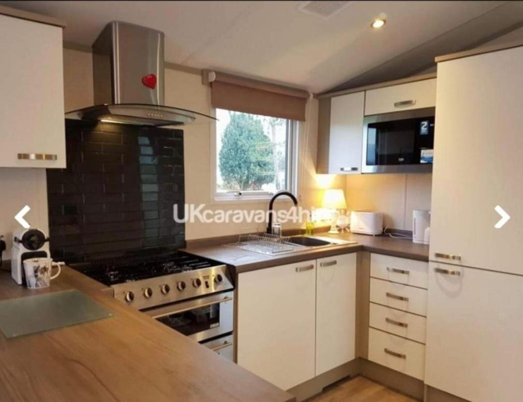 Susie's Beautiful Caravan Near The Sea Apartment *